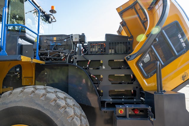 Als je de motorkap achterop de machine openklapt, zie je de accu’s en computers en dergelijke. Alles is netjes en overzichtelijk weggewerkt.