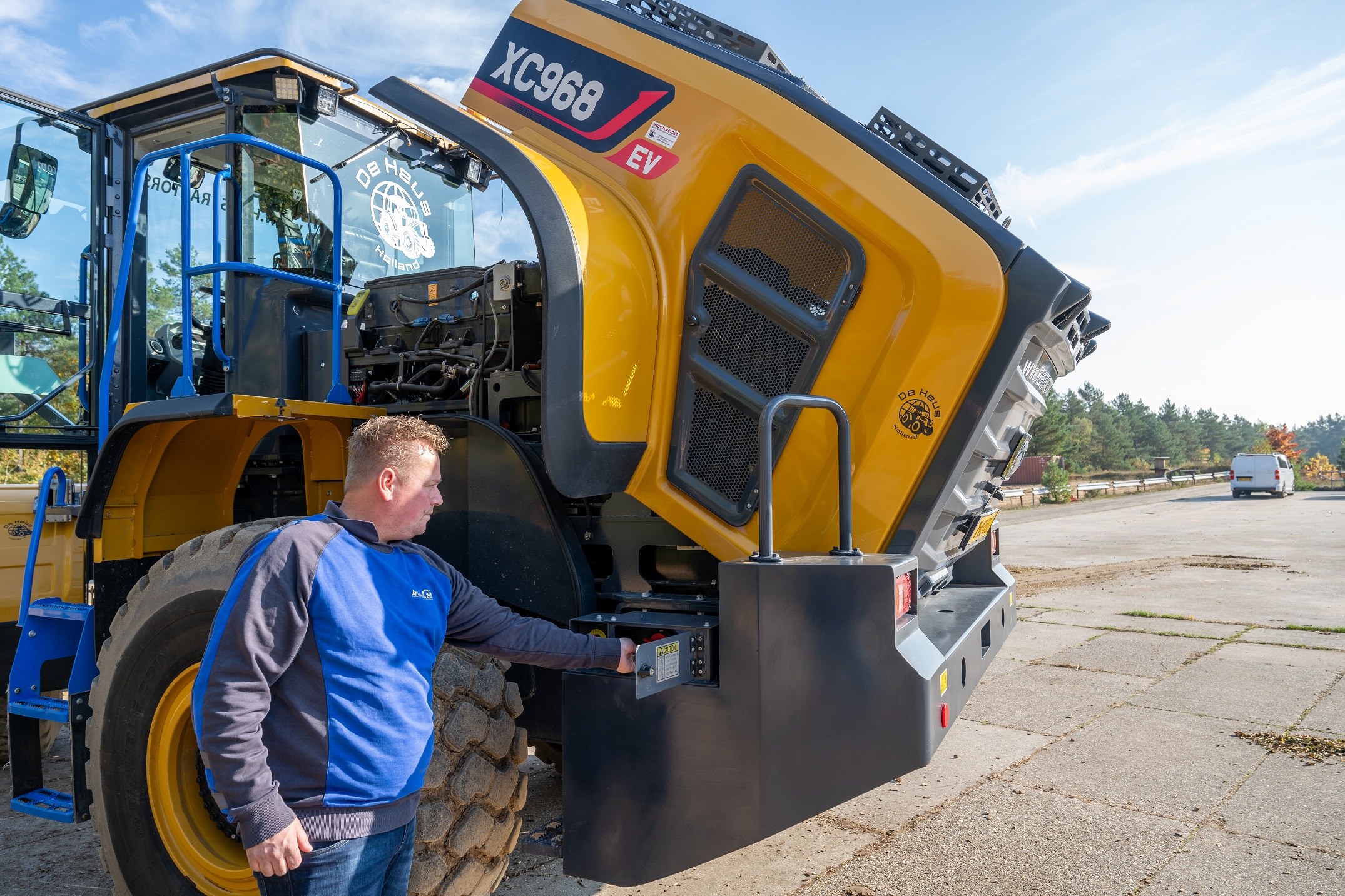 Als je de motorkap achterop de machine openklapt, zie je de accu’s en computers en dergelijke. Alles is netjes en overzichtelijk weggewerkt.