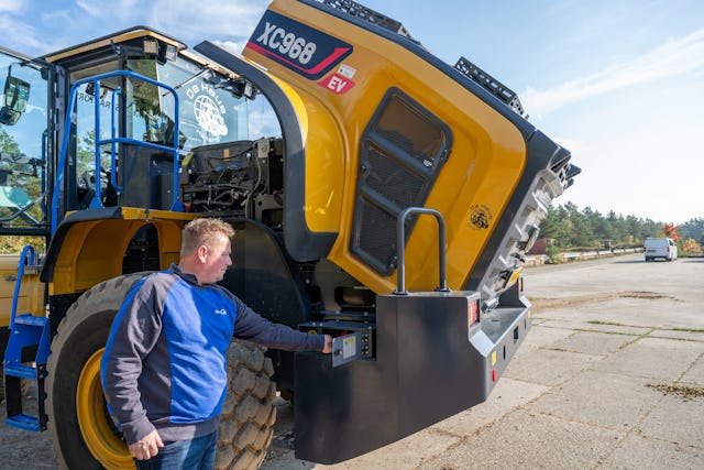 Als je de motorkap achterop de machine openklapt, zie je de accu’s en computers en dergelijke. Alles is netjes en overzichtelijk weggewerkt.