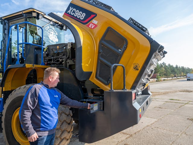 Als je de motorkap achterop de machine openklapt, zie je de accu’s en computers en dergelijke. Alles is netjes en overzichtelijk weggewerkt.