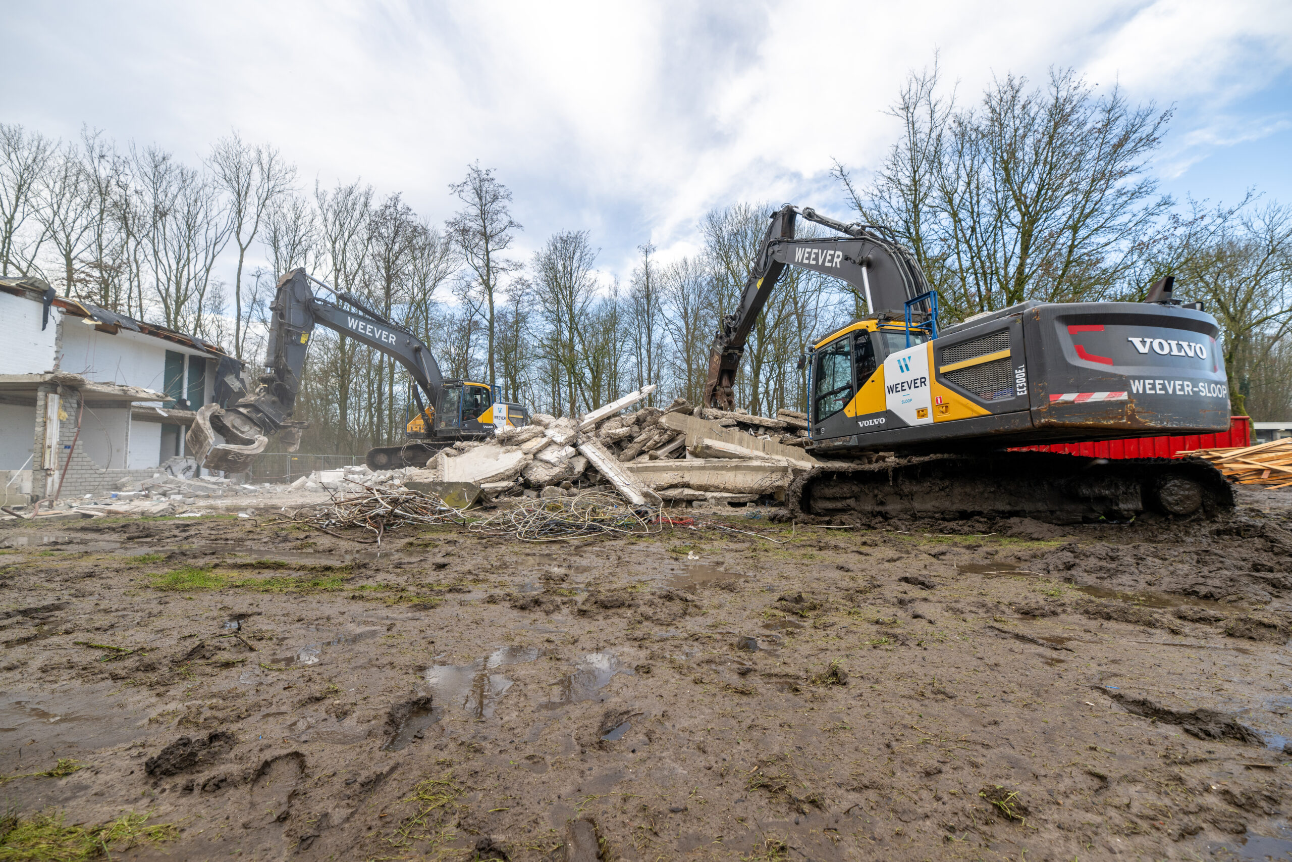 Twee Volvo’s EC300EL doen de machinale sloop bij de panden in Dronten. Foto: Michel Velderman.