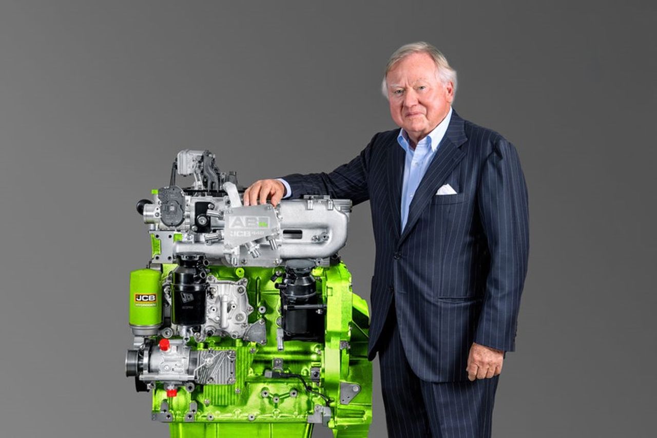 Lord Bamford en een model van de waterstofmotor. Bron: JCB.