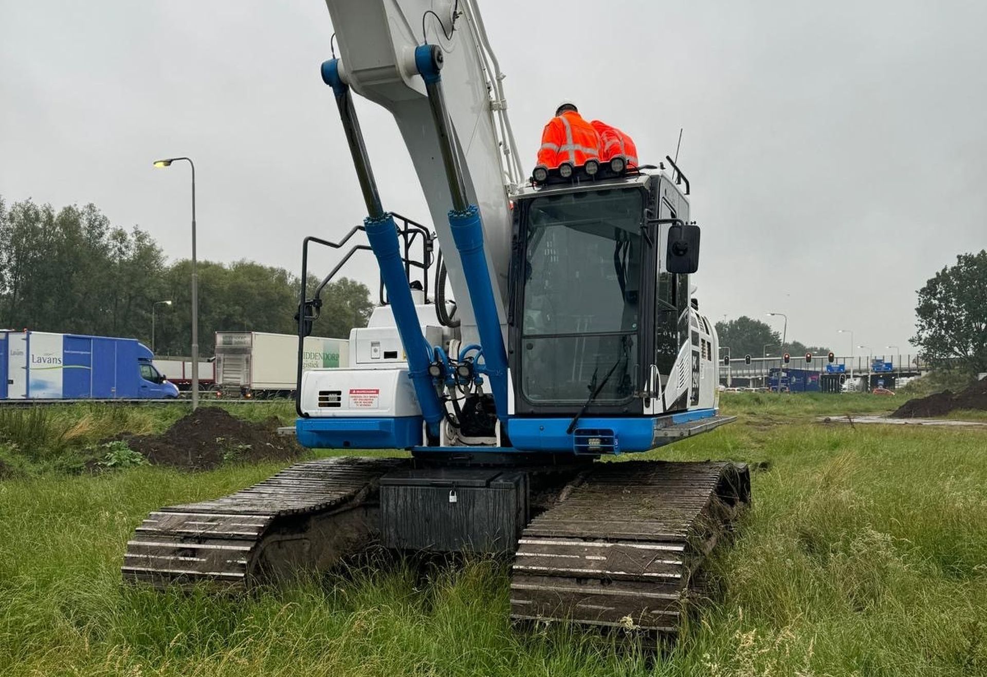 Een Komatsu-graafmachine is uitgerust met diverse sensoren om de uitstoot te meten.