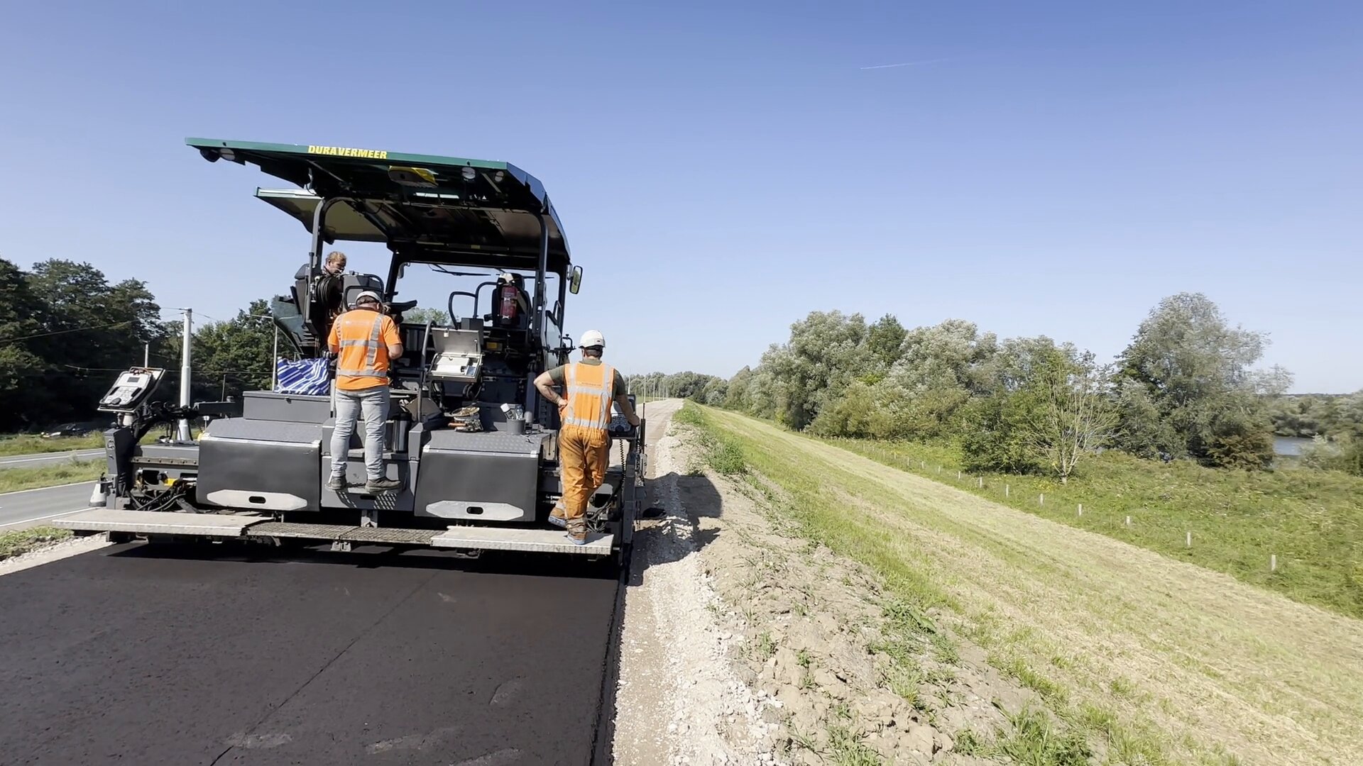 Elektrisch asfalteren in Arnhem. Foto: Rinus Baak.