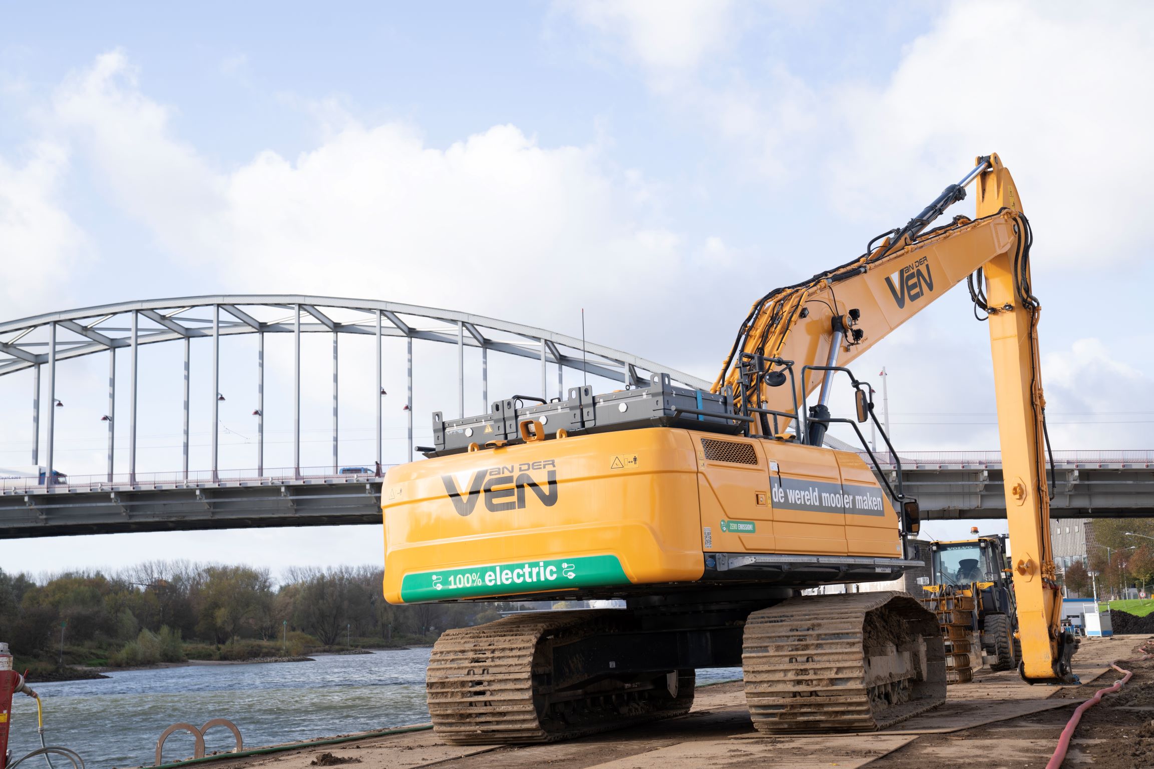 Werk aan de Rijnkade met elektrische machines. Foto: Rinus Baak.