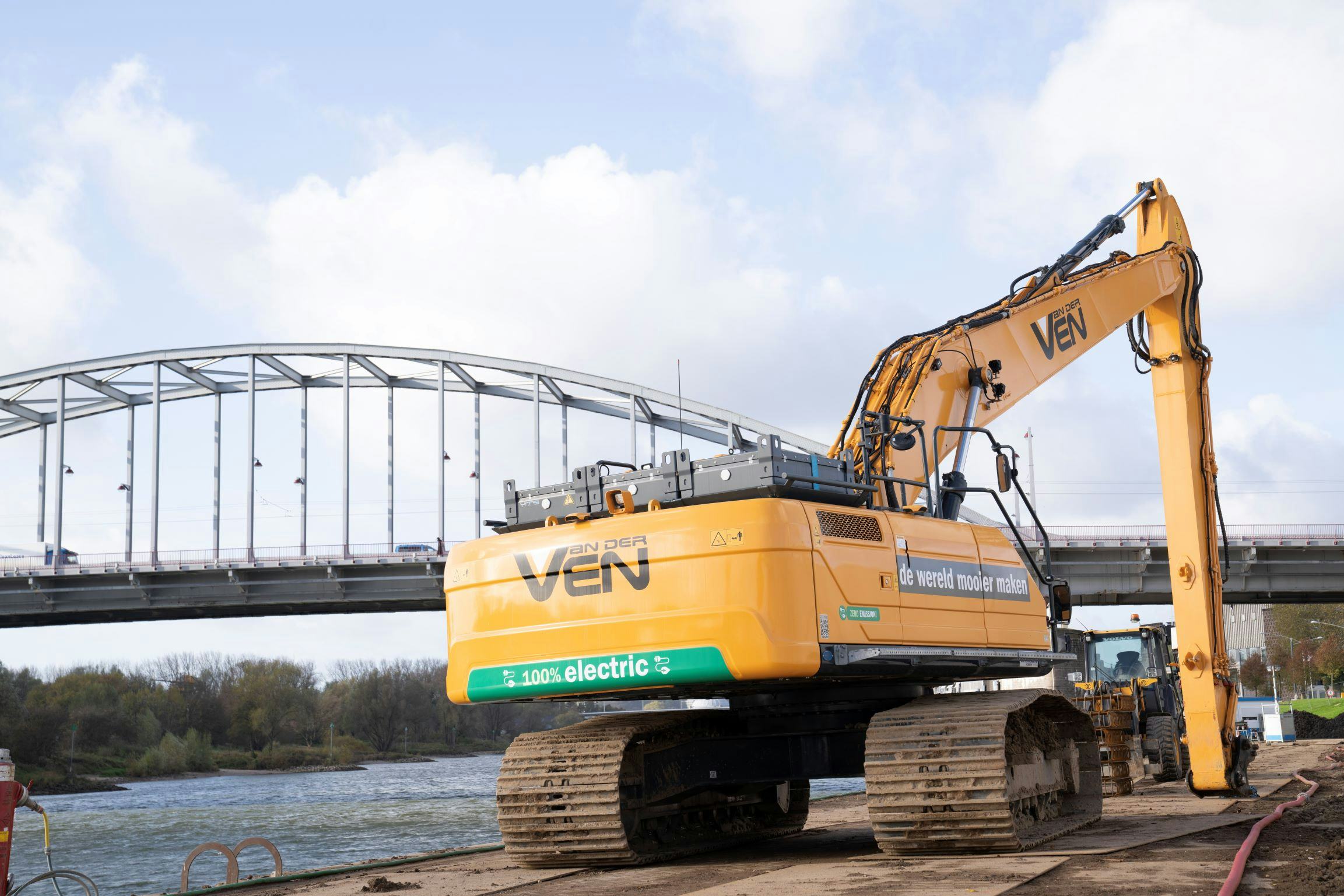Werk aan de Rijnkade met elektrische machines. Foto: Rinus Baak.