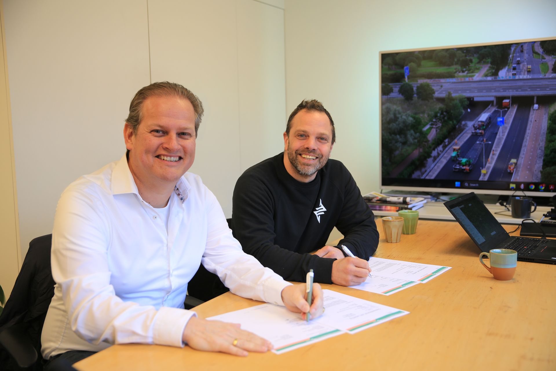 Geerd Satter, directeur BAM Infra Nederland en Anne Kloppenborg, CEO New Electric. Foto: BAM.