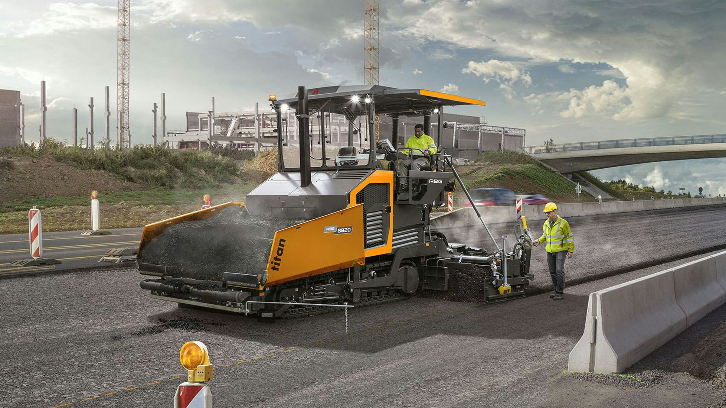 Nieuwe Ammann ABG asfaltspreidbak past stamper aan tijdens het werken