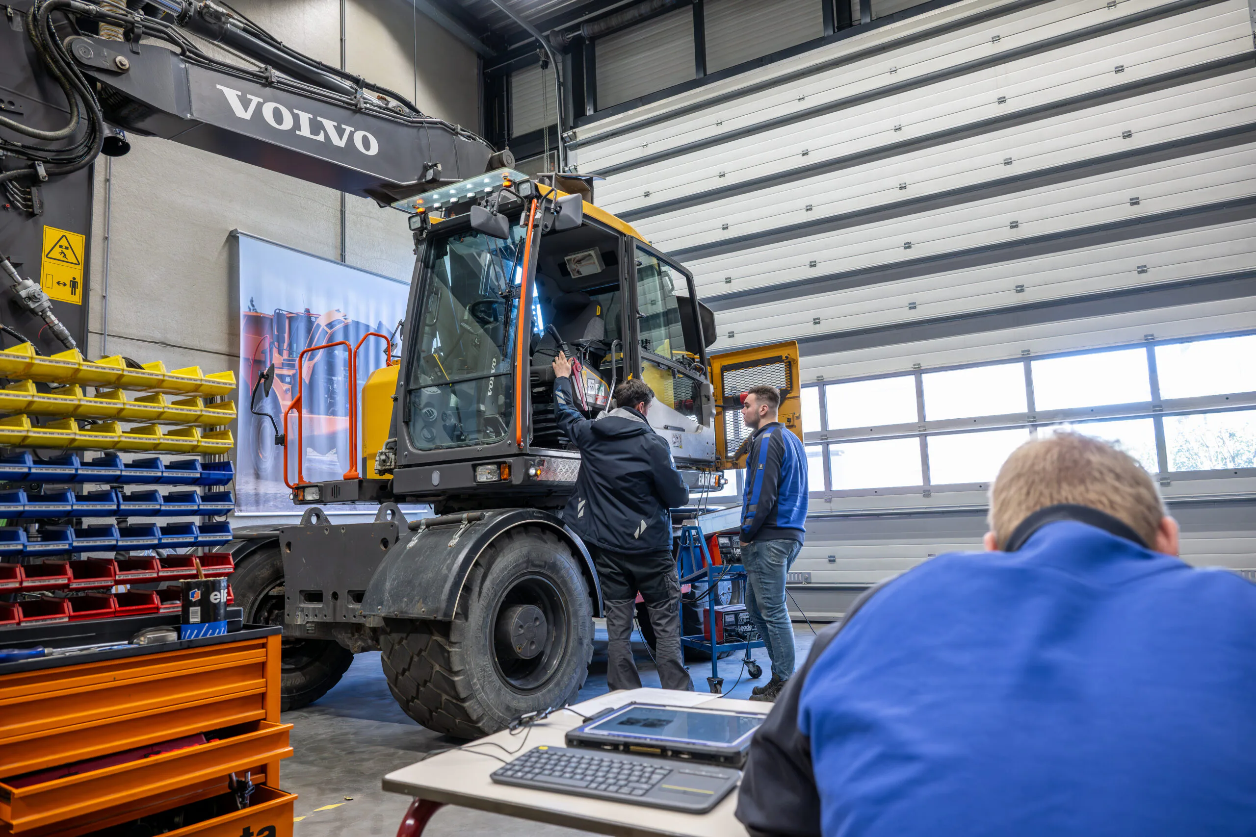 Even binnenkijken in de Volvo.