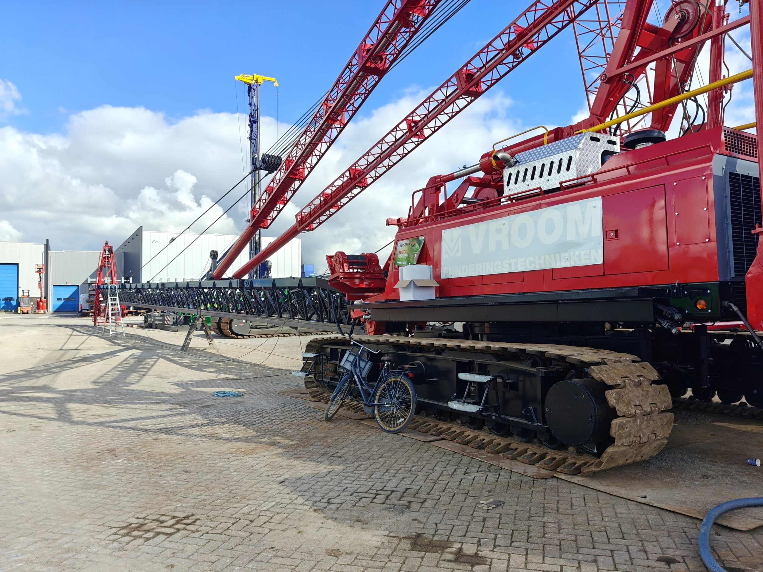 Deze machine van Vroom Funderingstechniek is door Van den Heuvel totaal gereviseerd.