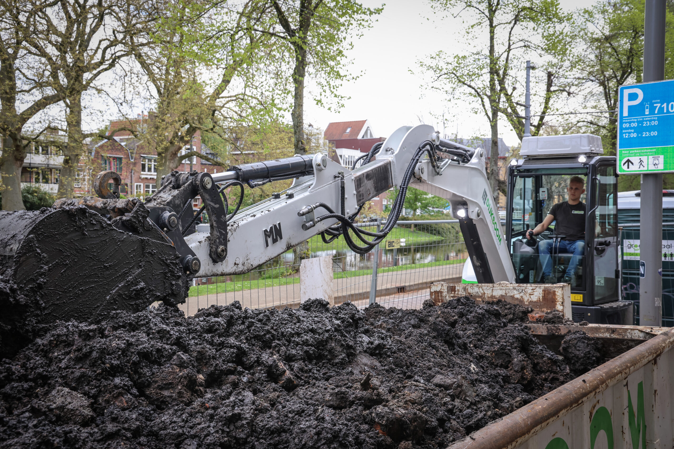 De op wens gebouwde telescopische lepelsteel geeft de compacte 5,5 tons machine toch het extra bereik van een achttonner. 