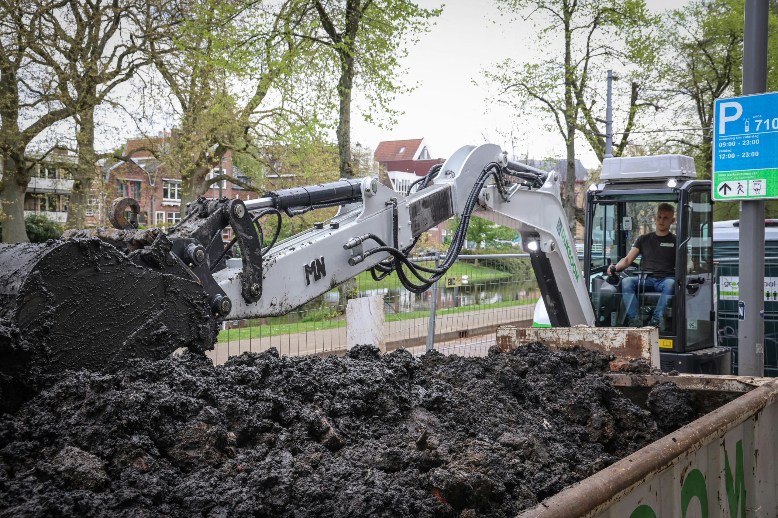 De op wens gebouwde telescopische lepelsteel geeft de compacte 5,5 tons machine toch het extra bereik van een achttonner.