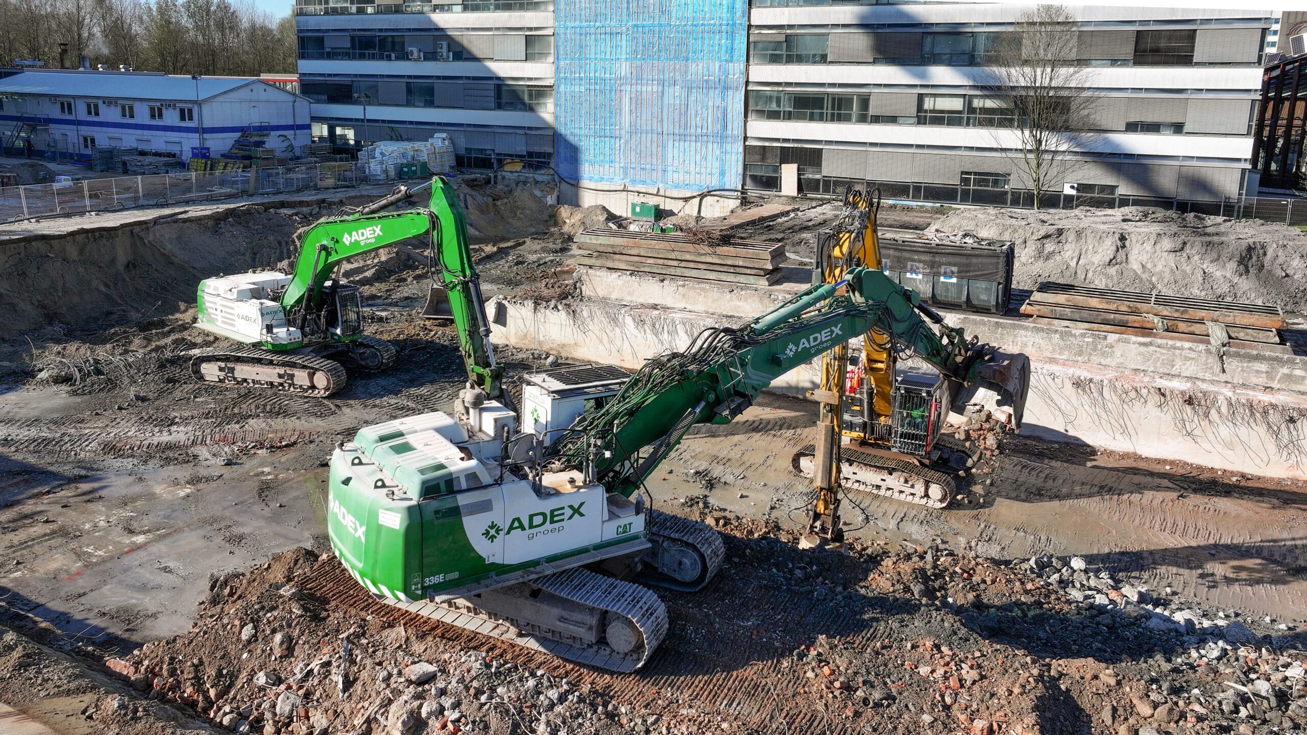 Fotografie: Jan Willem van Vliet. Drie Adex-sloopmachines aan het werk in Groningen: een Cat 395, een Cat 336 en een Cat 329.