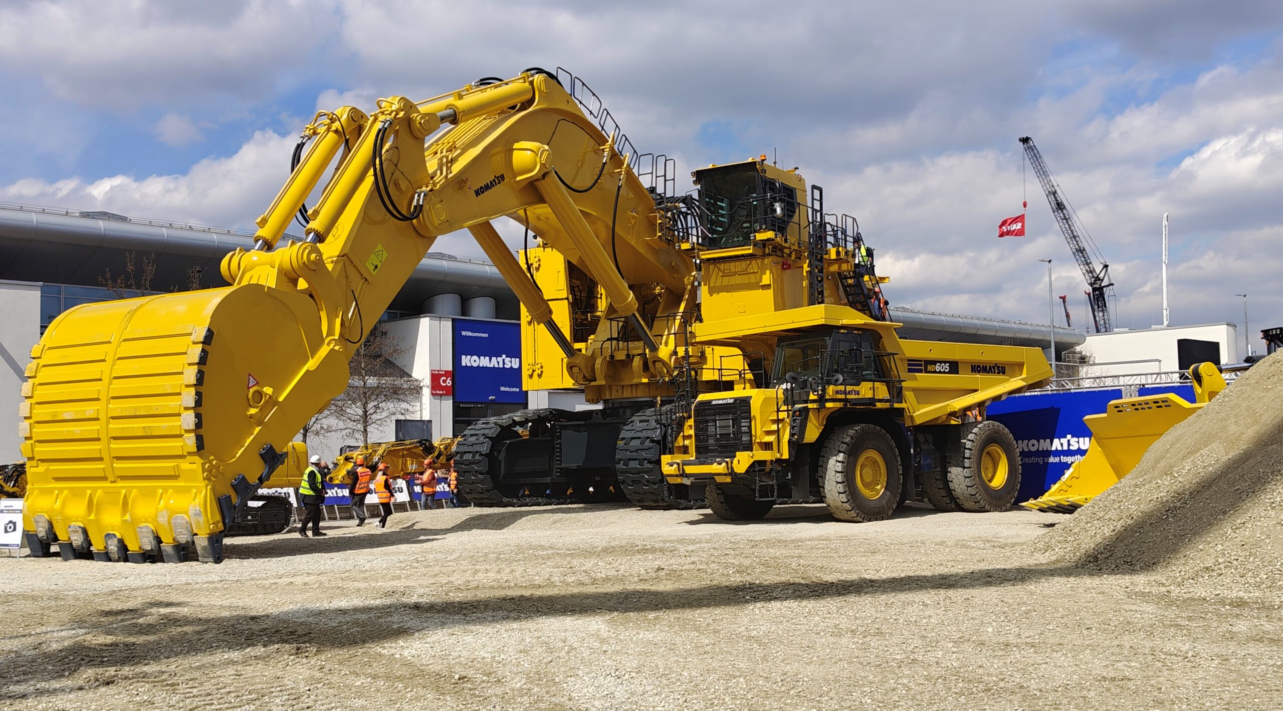 De Komatsu PC7000E-11.