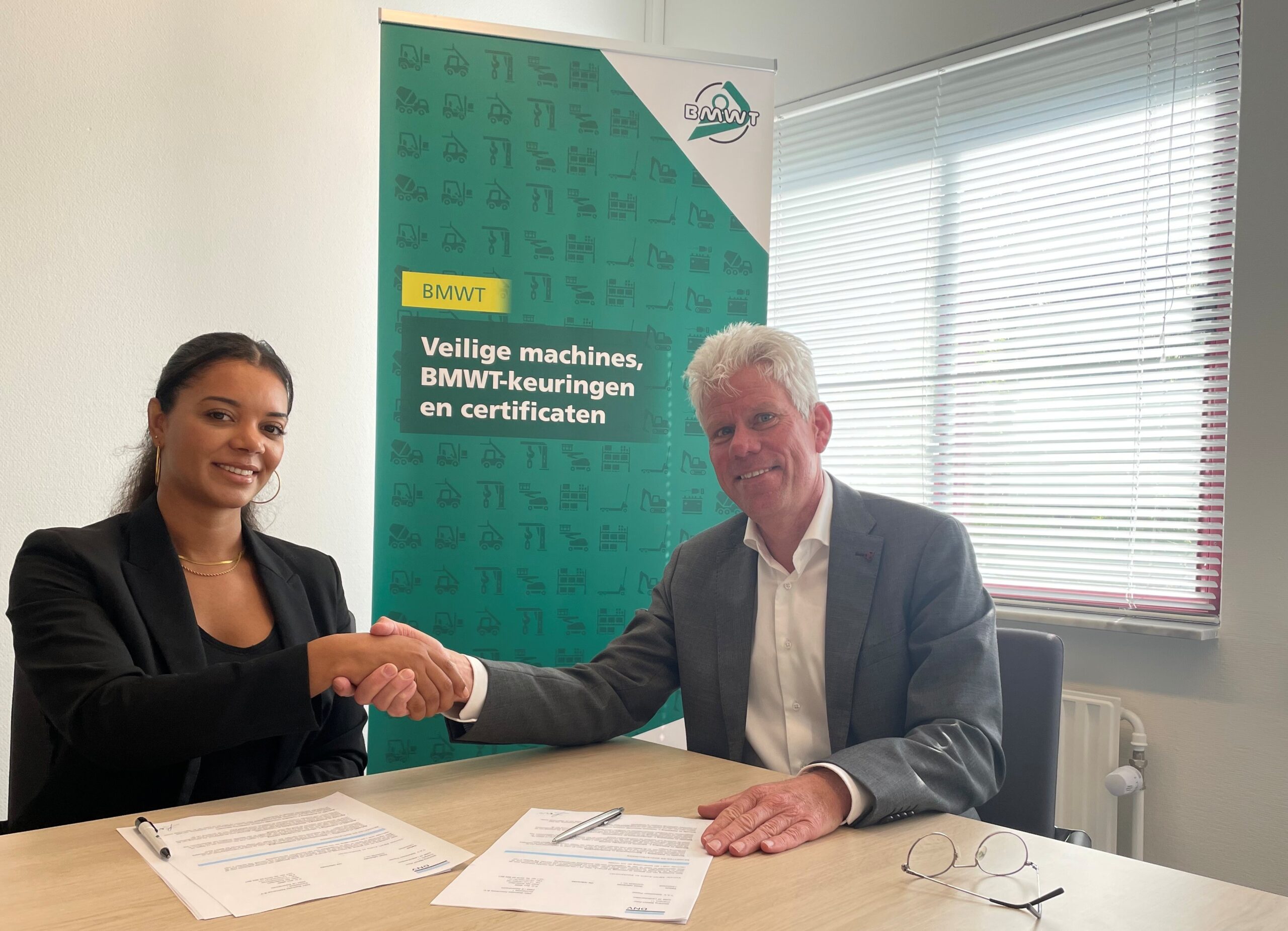 Brenda Tull, 
Sales Manager DNV (l) en Jan Hommes, directeur BMWT. 
