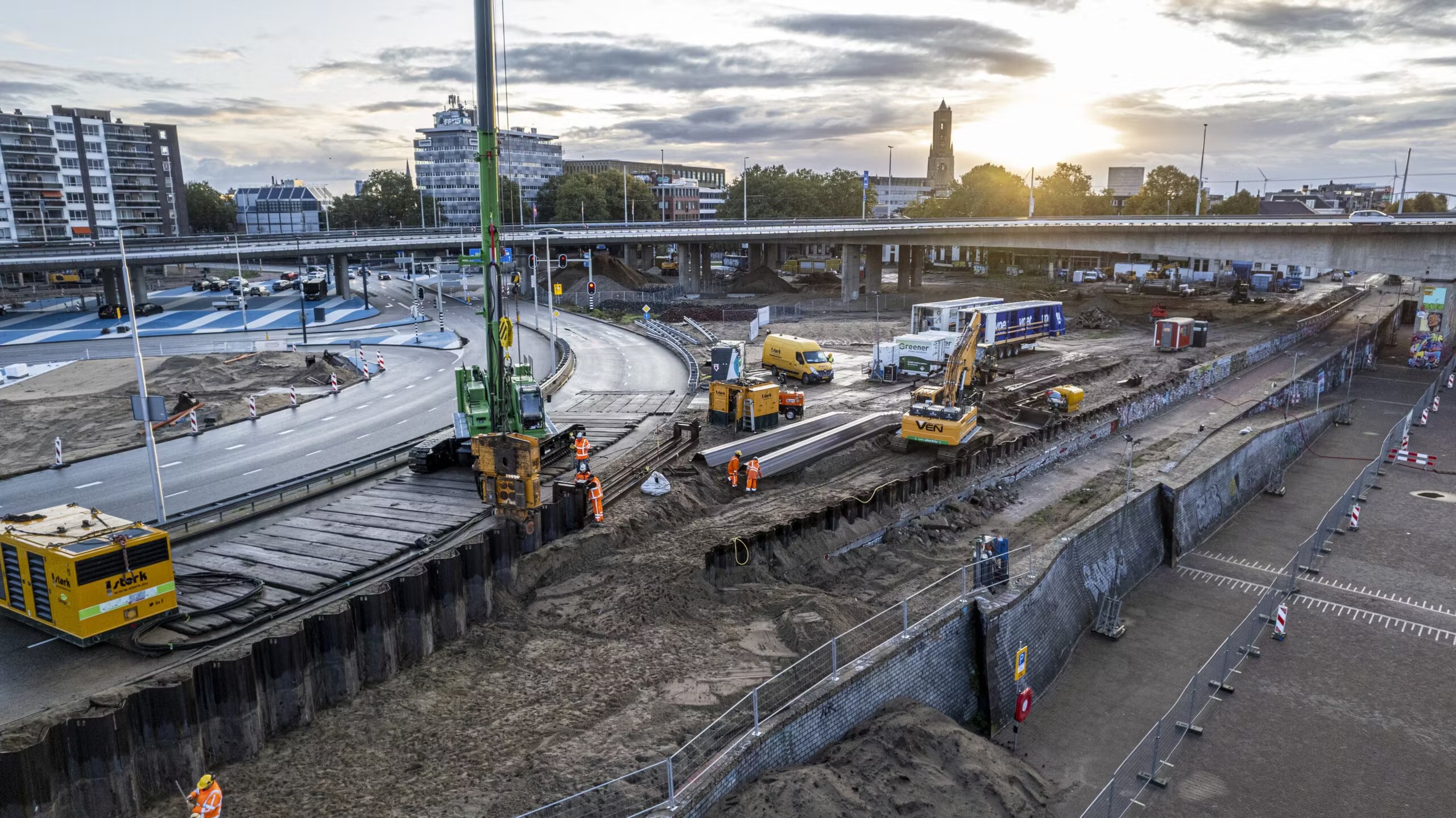 De herinrichting van de Rijnkade in Arnhem is volledig met emissieloos materieel uitgevoerd.
