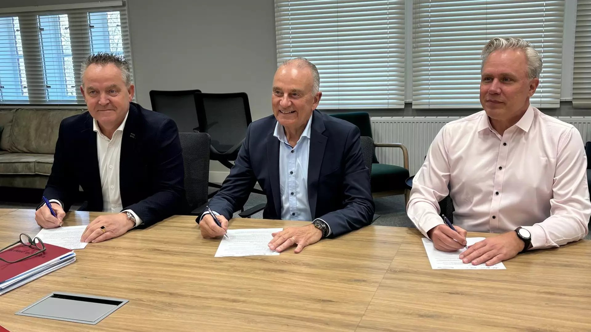 V.l.n.r. Gijs Lokhorst (CNV), George Raessens (Bouwend Nederland) en Hans Crombeen (FNV). Bron: Bouwend Nederland.