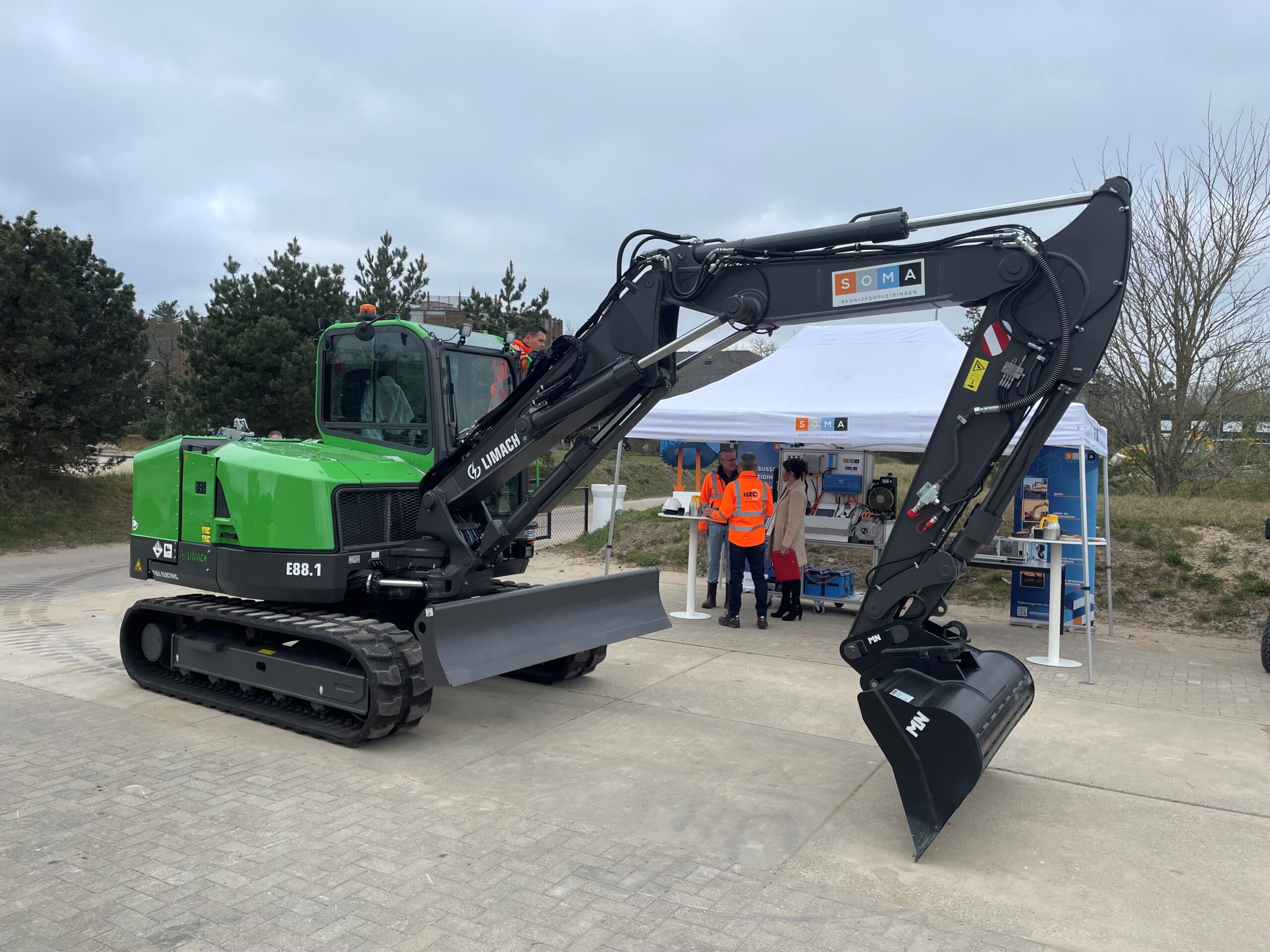 Sinds kort kunnen studenten en cursisten werken met een gloednieuwe elektrische Limach E.88 graafmachine. Bron: SOMA.