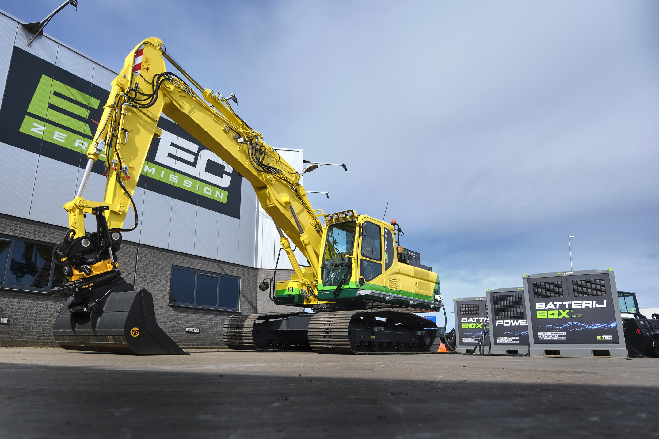 De ETEC E250LC wordt geladen met 180 kW via Powerboxen
Waddinxveen / ELM Bouwmachines BV / waterstof aggregaat en de ETEC powerboxen