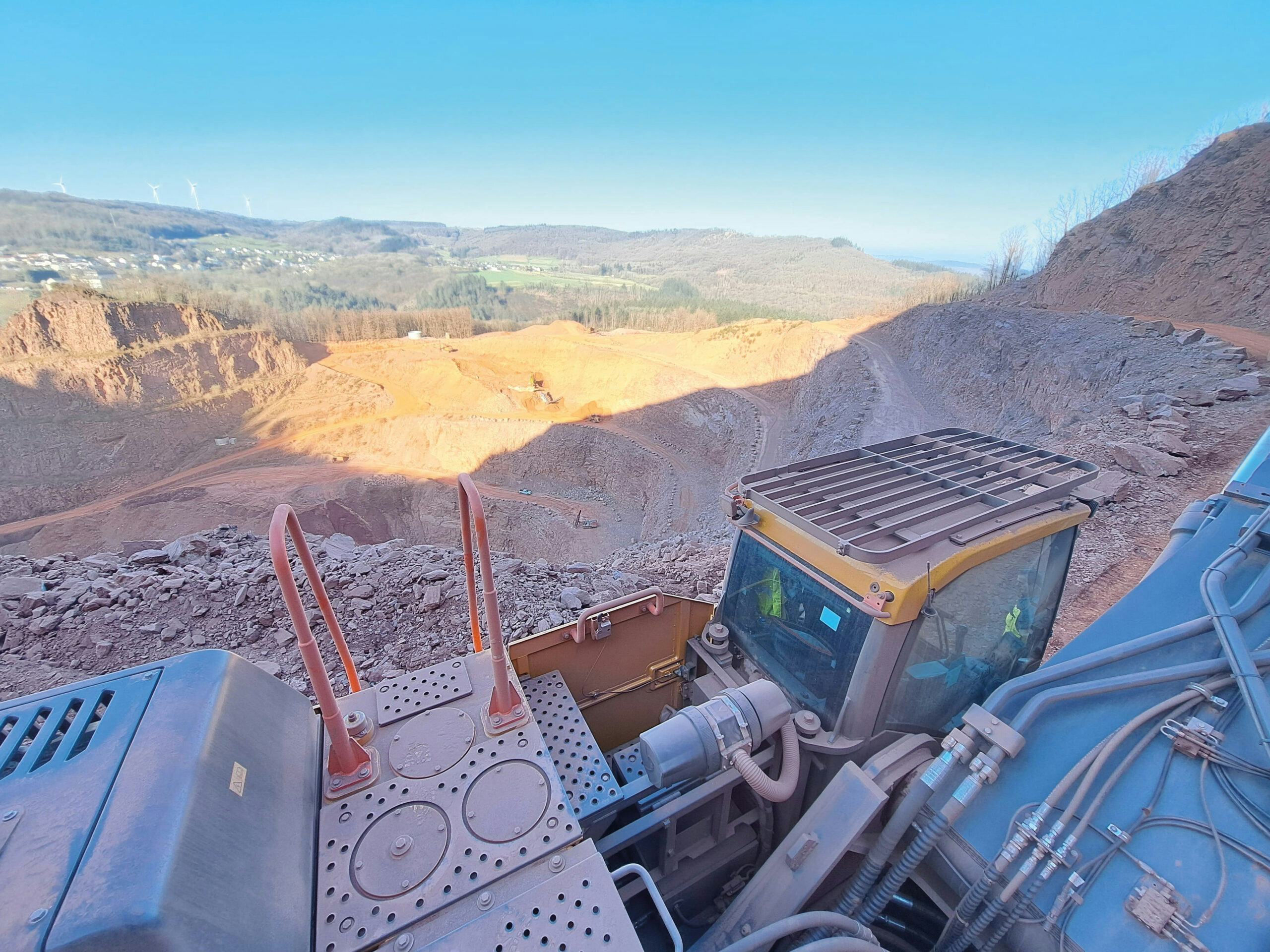 Vooral in omgevingen met veel stof is een filteroverdruksysteem belangrijk. Zoals hier, gemonteerd vlak achter de cabine.