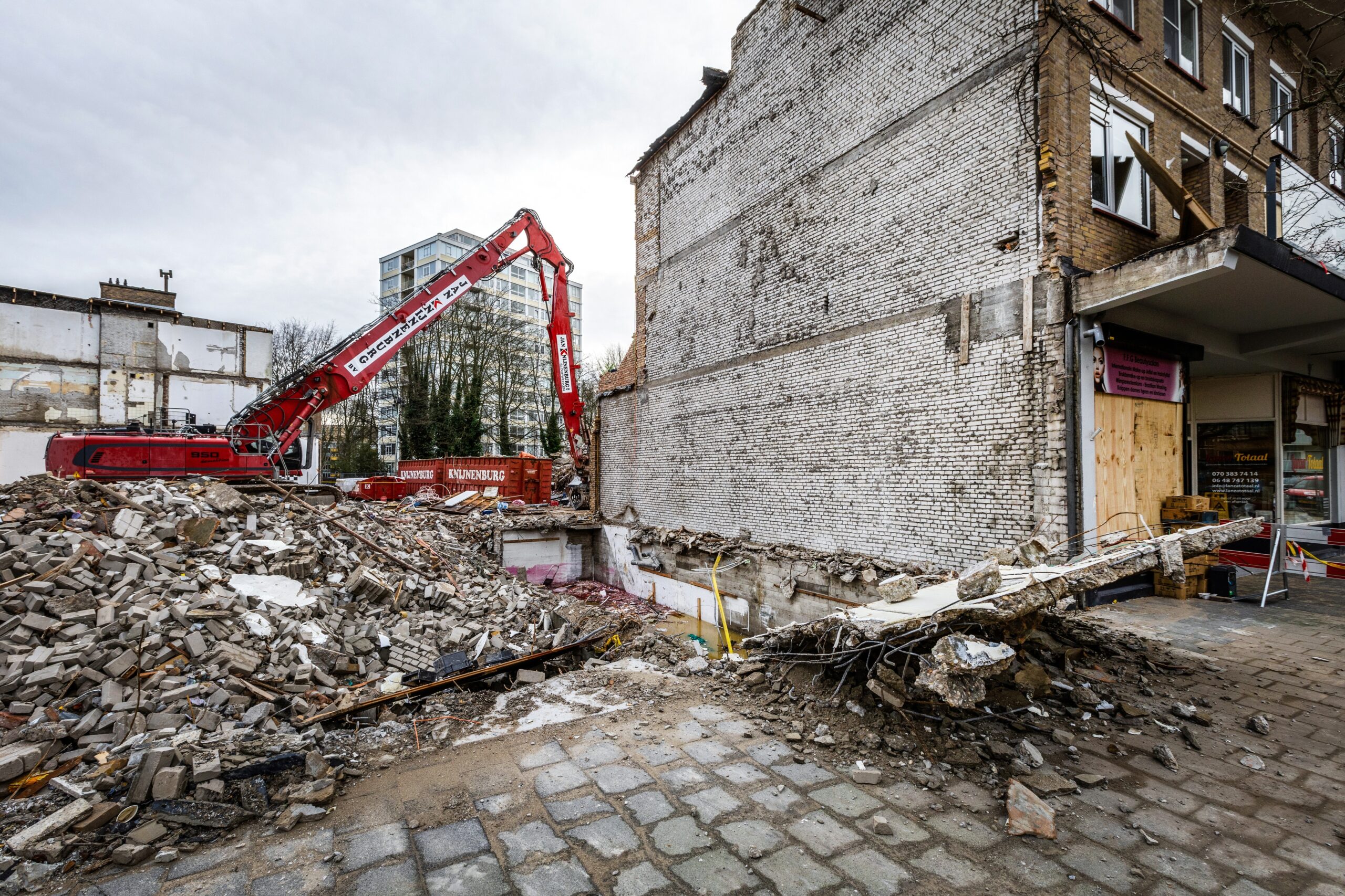 Knijnenburg zorgde voor de sloop van de getroffen appartementen aan de Tarwekamp in Den Haag. Foto: ANP / Hollandse Hoogte / John van der Tol