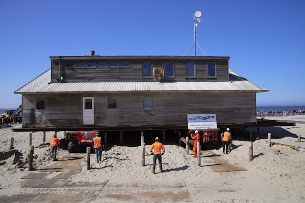 Mammoet verplaatst strandpaviljoen Texel 23 meter richting zee