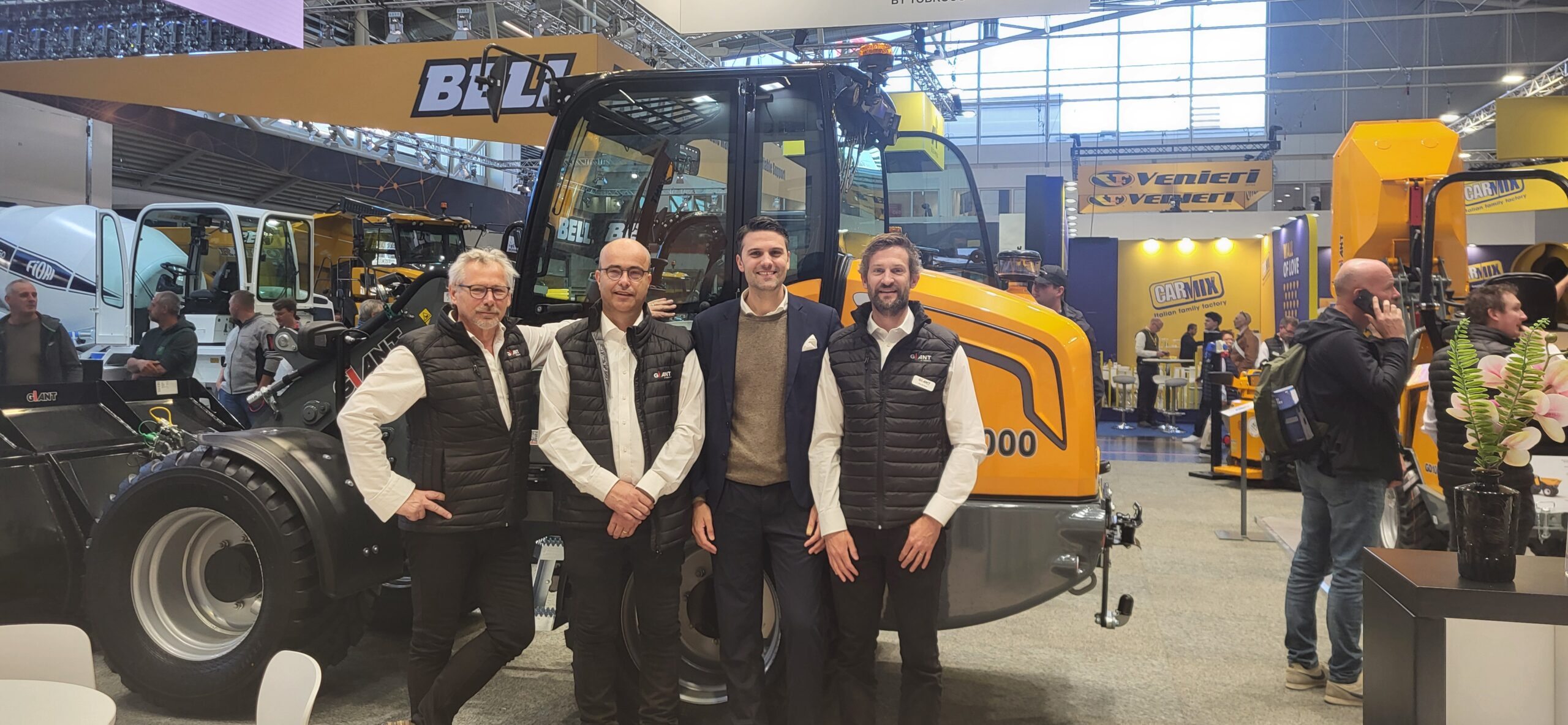 Tobroco-Giant op de Bauma. V.l.n.r. Frans van Asseldonk (verkoop), Toine Brock (CEO), Fabio Adinolfi (merkenrechtadvocaat) en Pim de Boer (marketing).