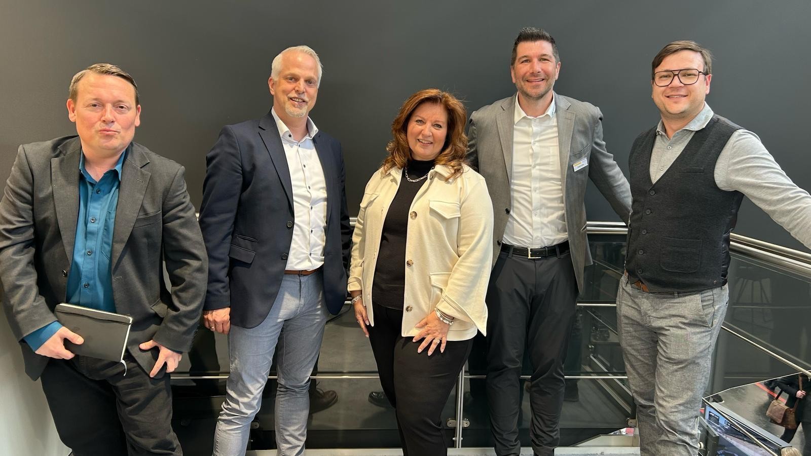 Foto v.l.n.r.: Manuel Eisner, Sales Manager Motion & Drives bij HAINZL; Harald Schreibmüller, Head of Sales Motion & Drives bij HAINZL; Kristina Cerniglia, CEO bij Briggs & Stratton; David Frank, SVP & President Electrification bij Briggs & Stratton; Manuel Friedinger, Sales Manager Motion & Drives bij HAINZL