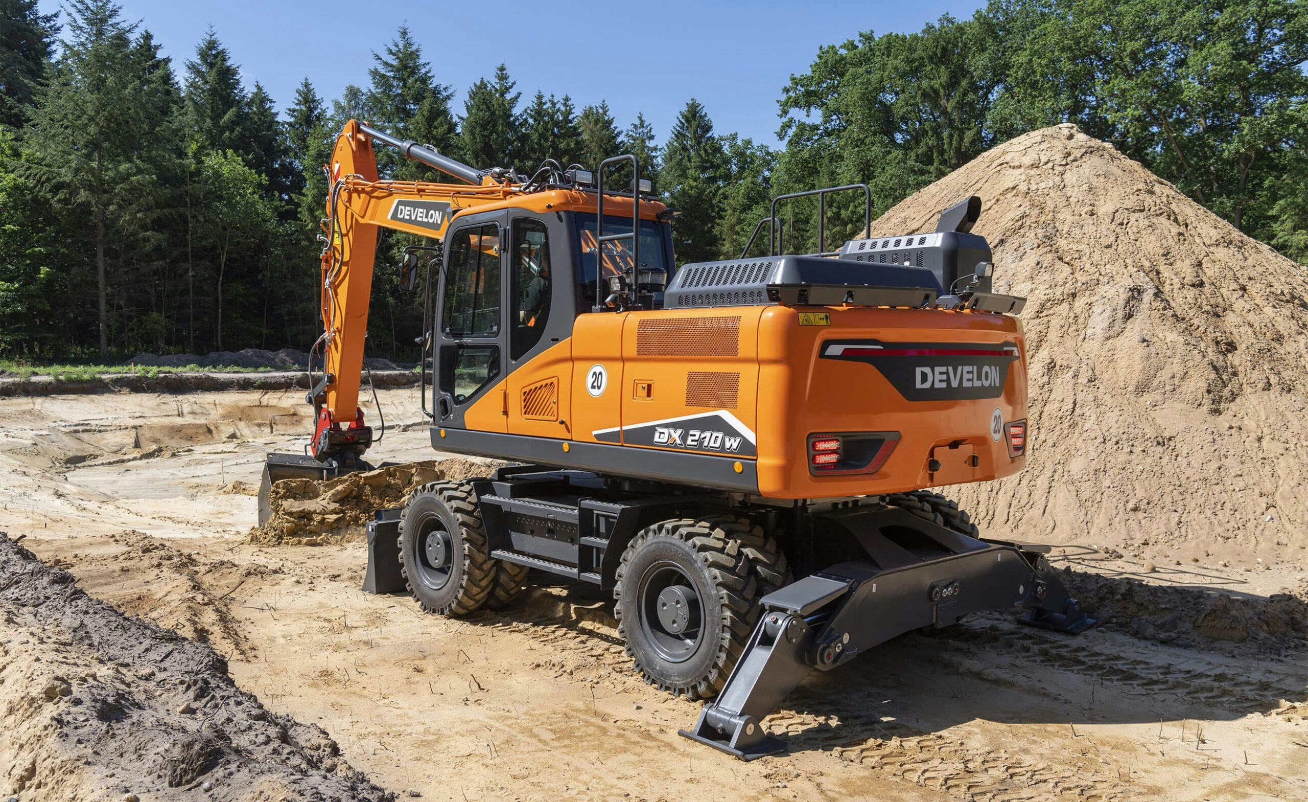 De vernieuwde Develon DX210W-7K verschijnt in juli 2025. Bron: Develon.