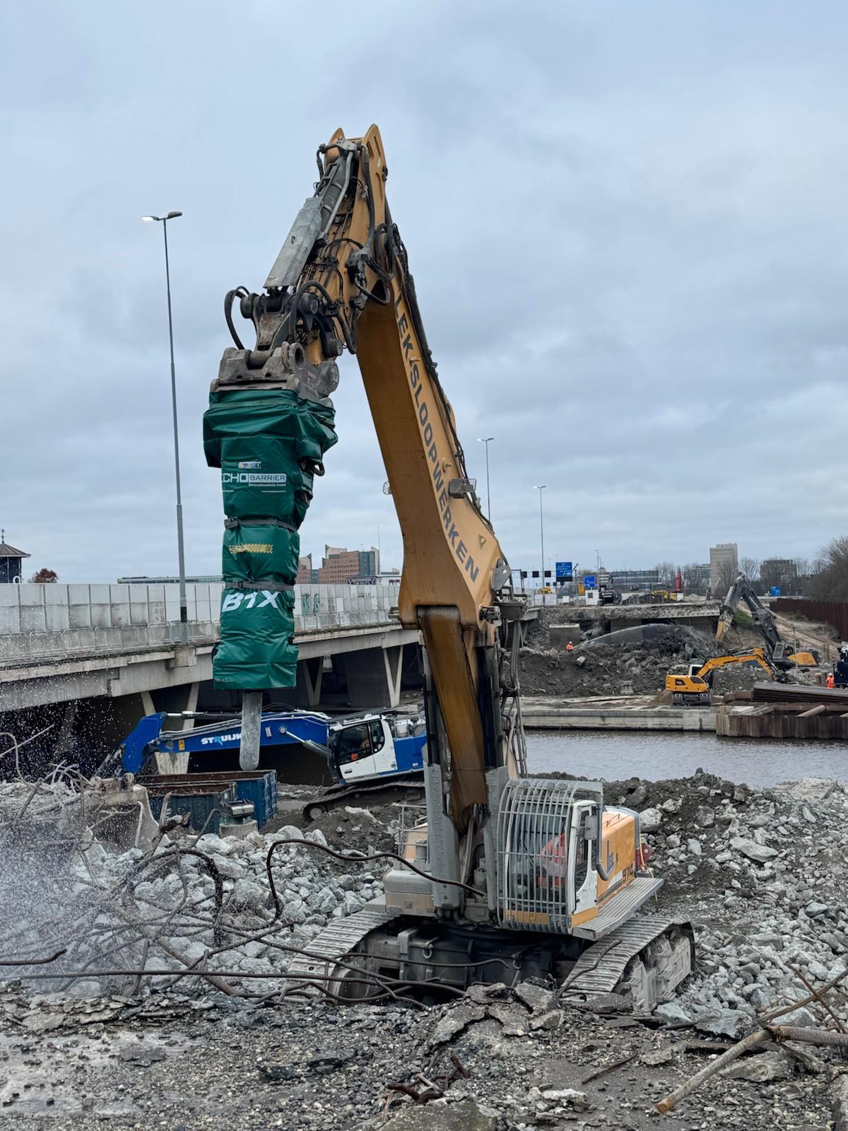 Het doek laat de beitel volledig vrij. De meeste herrie blijkt ook uit de hamerslag in het huis te komen.  Fotografie: Lek Sloopwerken.