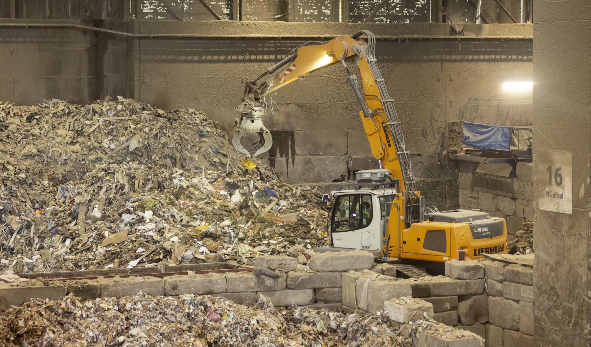 Scheiden van gemengd bouw- en sloopafval bij Renewi in Nieuwegein. Foto: Guido Benschop.