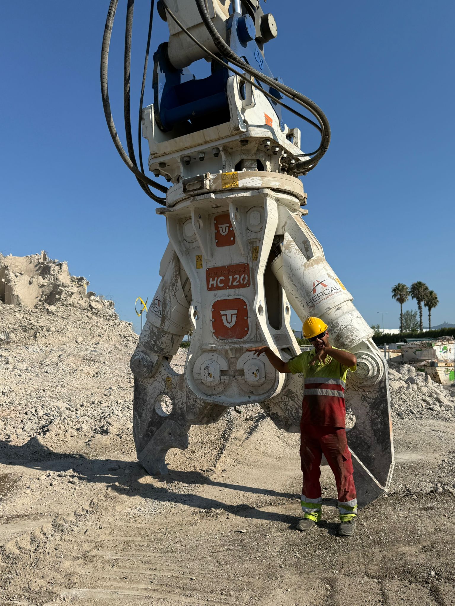 Dennis voor de 12 ton zware betonschaar.