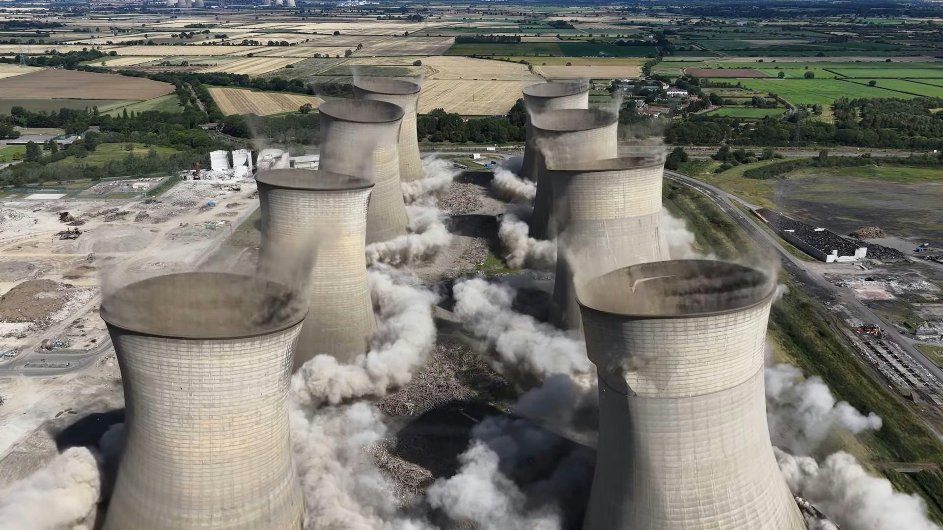 Wereldrecord: sloop van acht koeltorens in één explosie