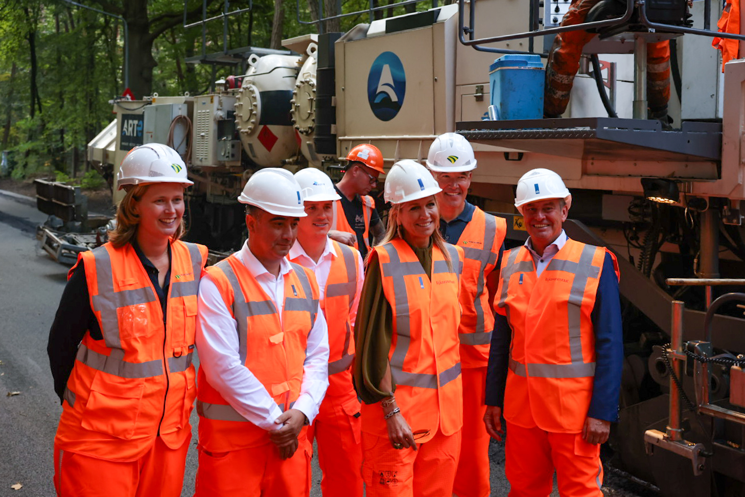 Koningin Máxima bij de ART met collega's van Rijkswaterstaat, DuraVermeer en Aannemer D. van der STeen