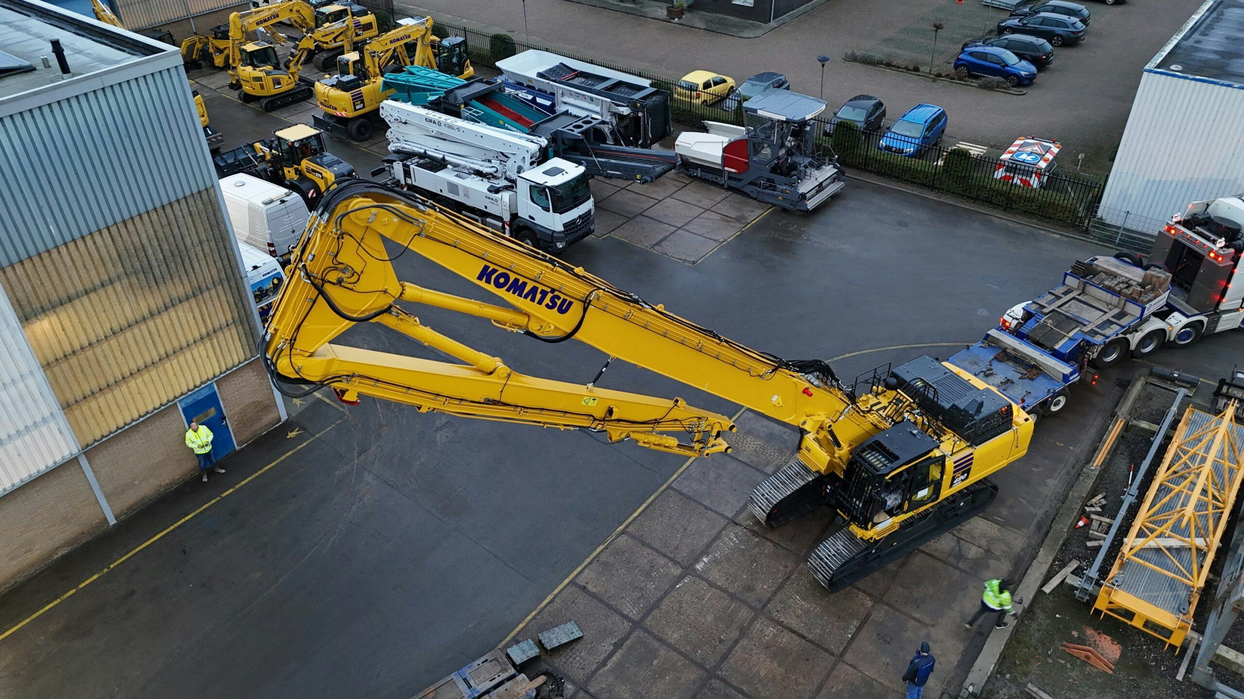 De Komatsu 490 is voorzien van een standaard Komatsu highreach sloopfront met een penhoogte van 32 meter. (Foto: Van der Spek Vianen).