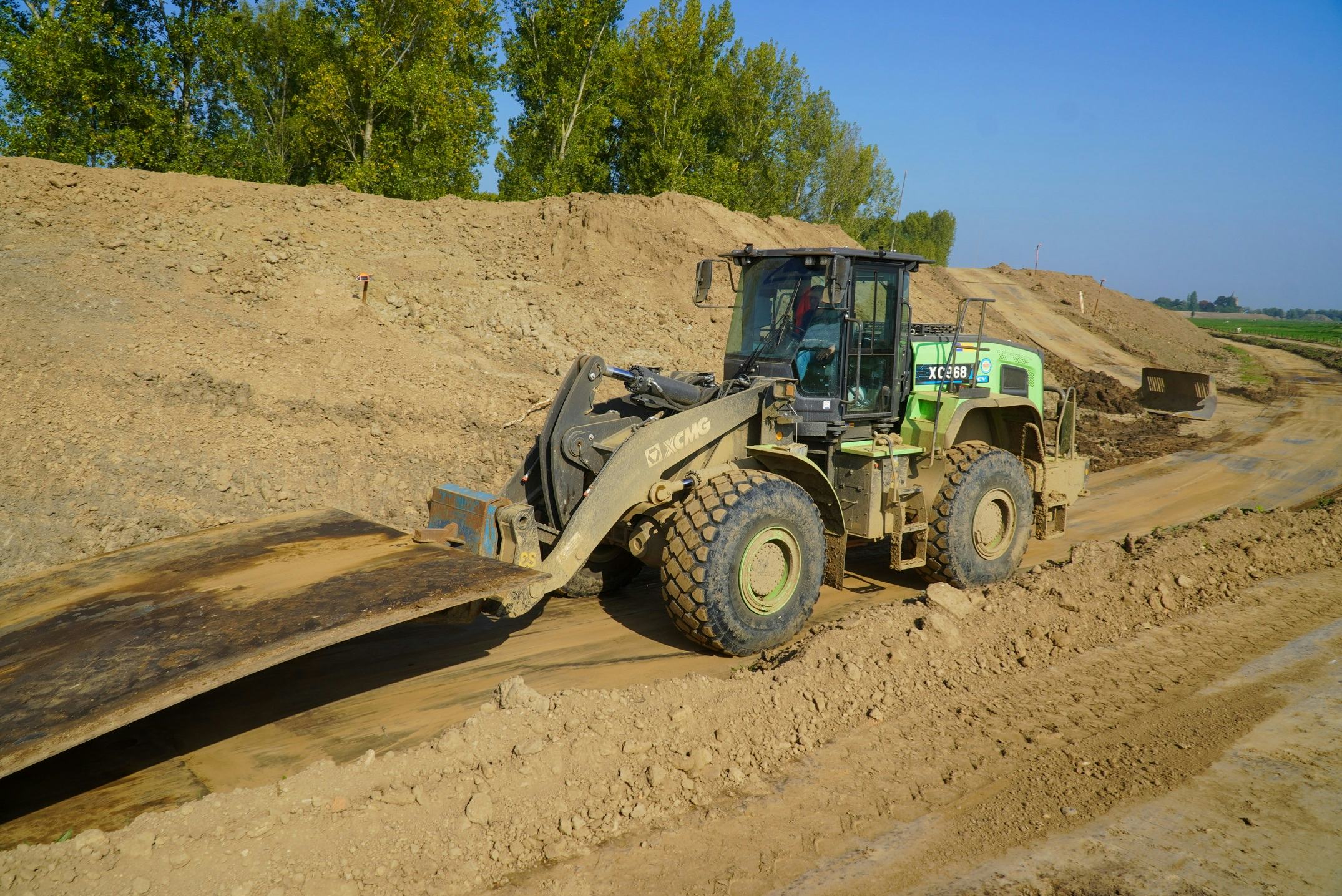 “De wielladers zijn net tanks als je in het losse zand werkt. Ze weten gewoon van geen ophouden, heel verrassend.”