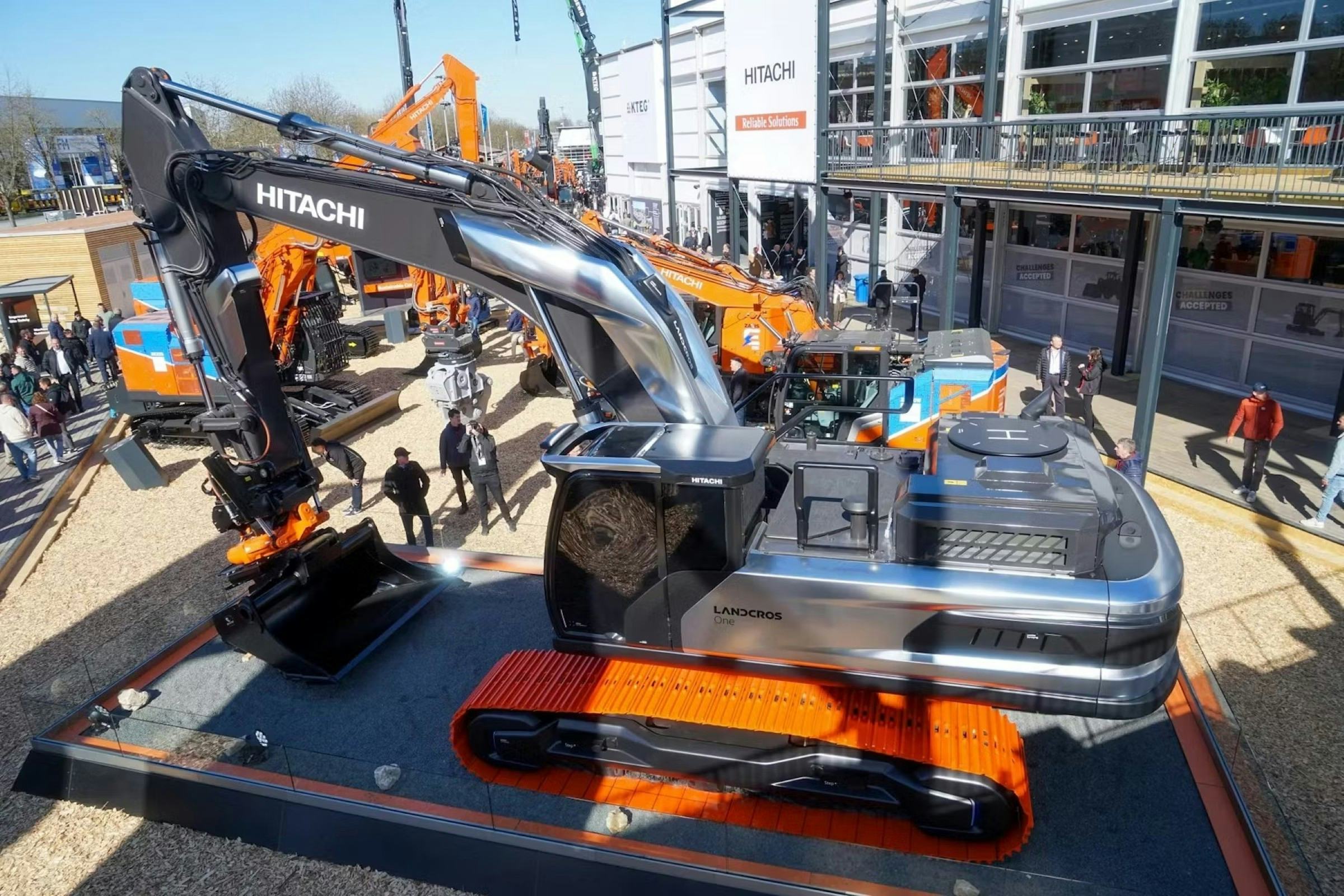 Op de Bauma maakte Hitachi furore met de nieuwe Landcros 1.