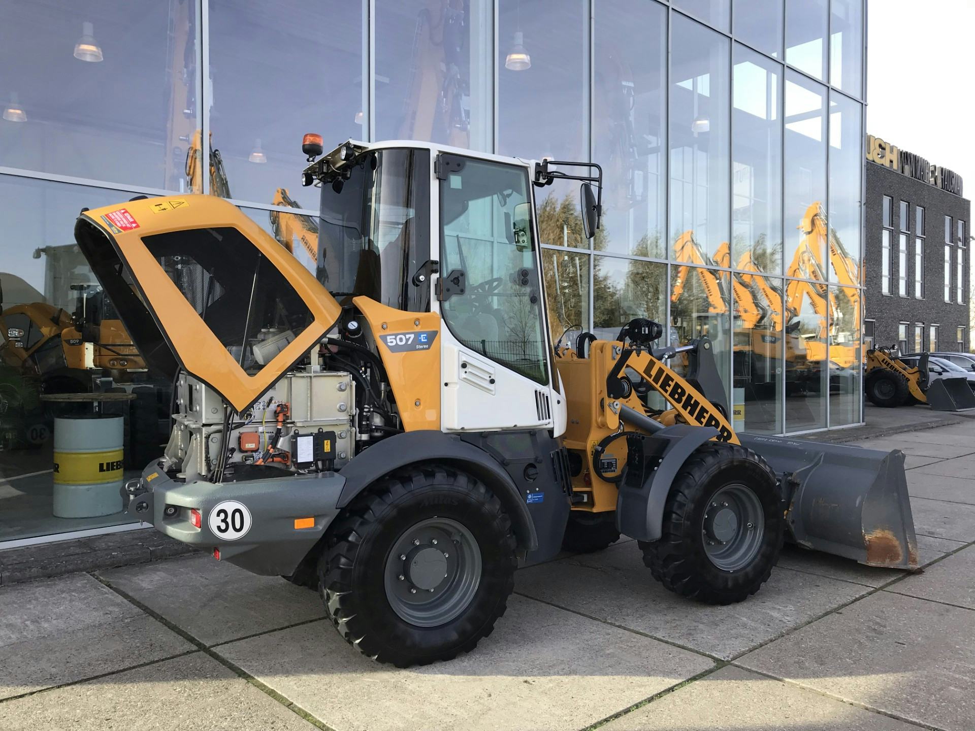 De Liebherr L507E is een laadschop die leverbaar is in diverse verschillende uitvoeringen met een gewicht van 6 tot 8 ton.