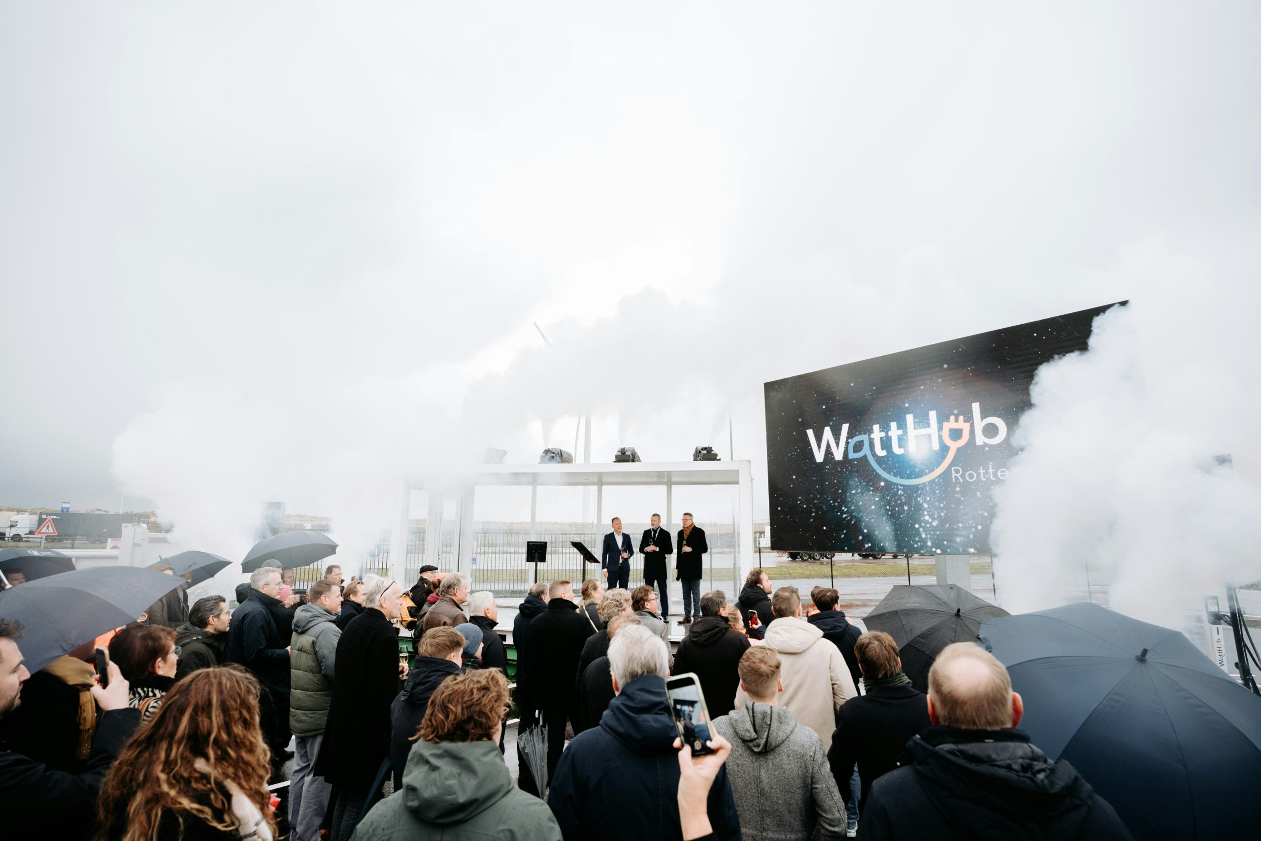 Nu ook op Rotterdamse Maasvlakte: snellaadplein voor zwaar materieel