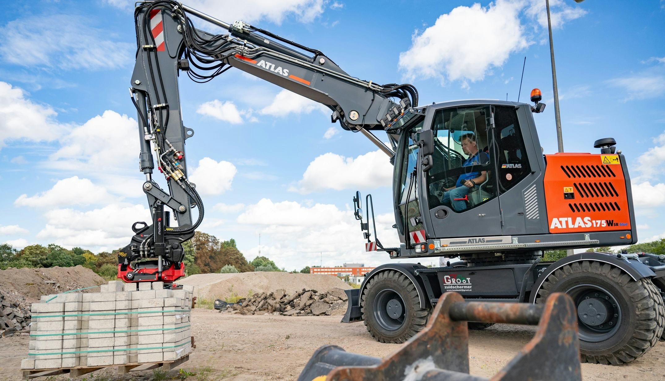 Rototilt draaikantelstukken zijn sterk en hebben een robuuste bouw. De slangen zitten mooi beschermd en lopen kort bij de giek langs of bij de bakcilinder.