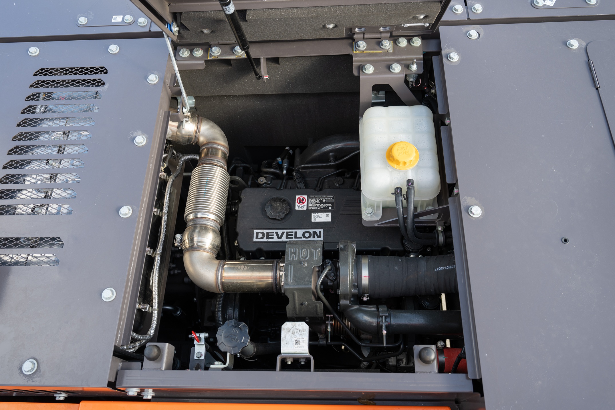 De nieuwe motor in deze DX260LC-9 is een vier cilinder Develon DX05 (5 liter).