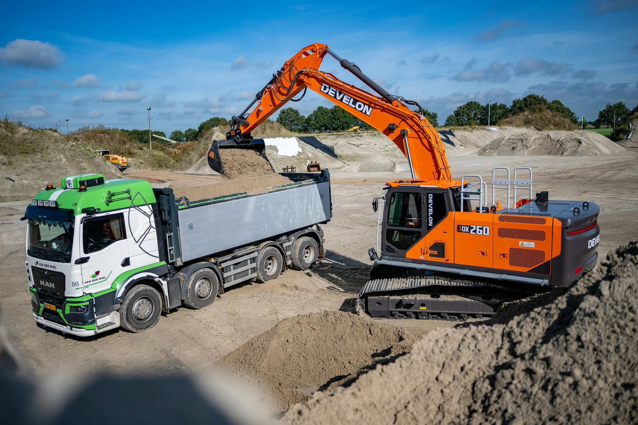 Ook voor laden van zandauto’s is de machine optimaal instelbaar.