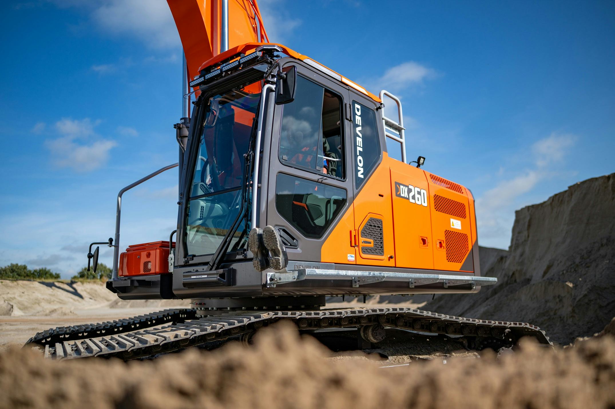 Zwaailampen zijn mooi verwerkt in de hoeken van de cabine. Aan de voorzijde is een mooie geïntegreerde lampen-set aangebracht. Voor het gemak voor de machinist zit er boven de deur zelfs nog een instaplamp. 