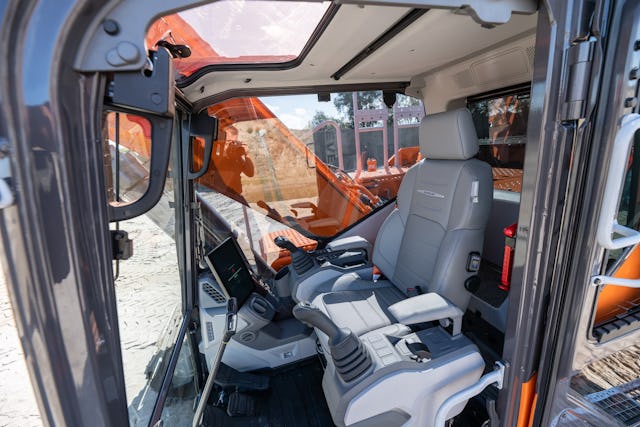 De totaal nieuwe cabine is voorzien van een touchscreen waar je alles makkelijk op kunt aanklikken en instellen.