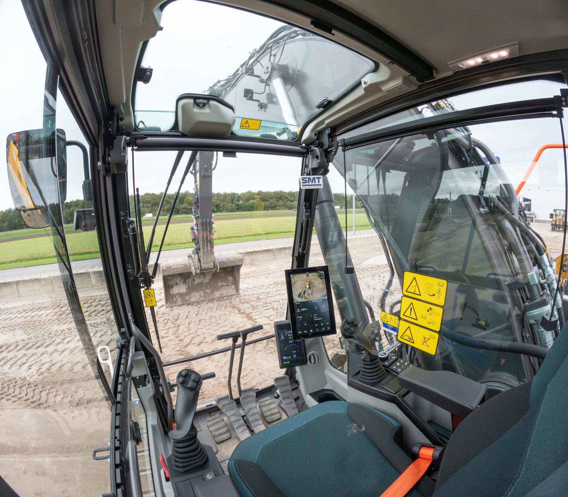 De cabine is heel ruim en overzichtelijk. De beeldschermen zijn groot. Bij deze electric is bijna alles standaard wat de machinist kan wensen.