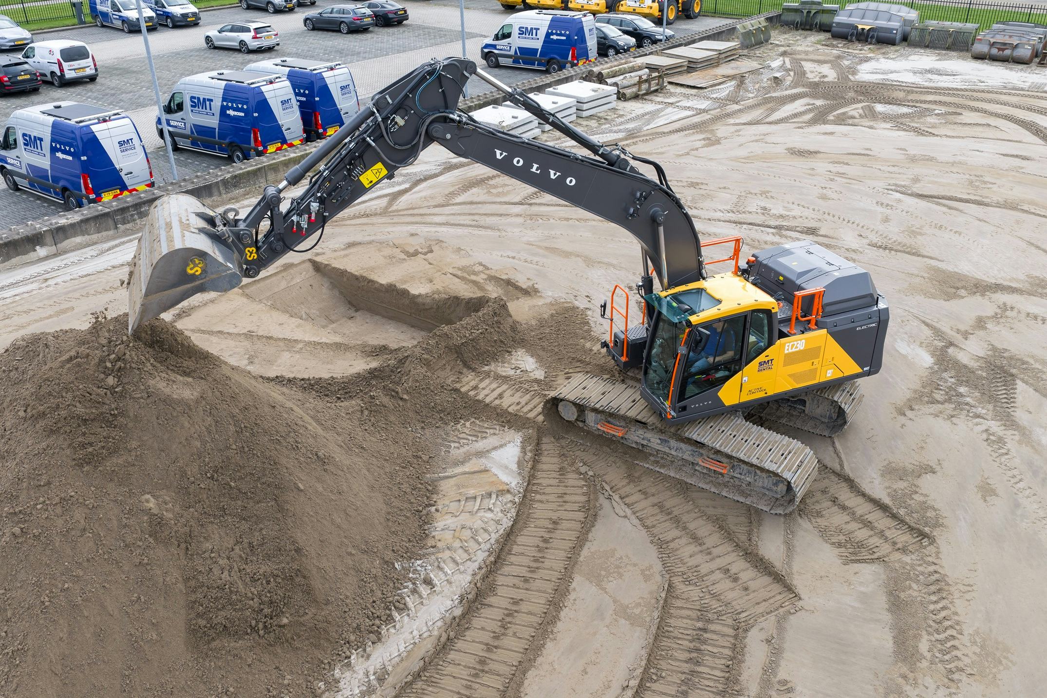De Volvo EC230 Electric maakt gelijk een goede indruk: groot, robuust en een forse giek.