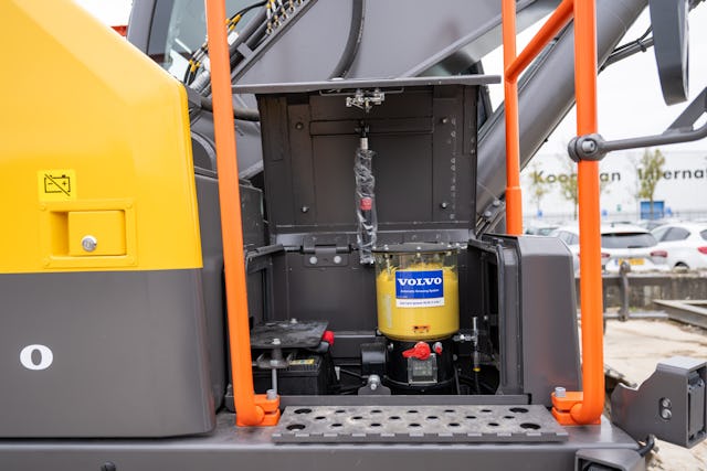 De vetpot zit achter het trapje naar boven en is vanaf de grond te vullen.