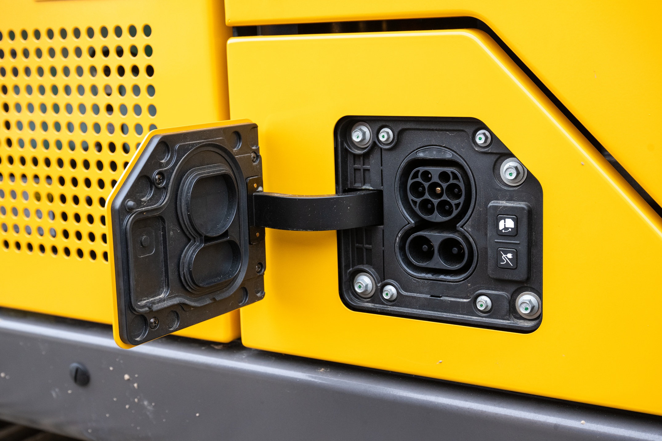 De cabine is heel ruim en overzichtelijk. De beeldschermen zijn groot. Bij deze electric is bijna alles standaard wat de machinist kan wensen.