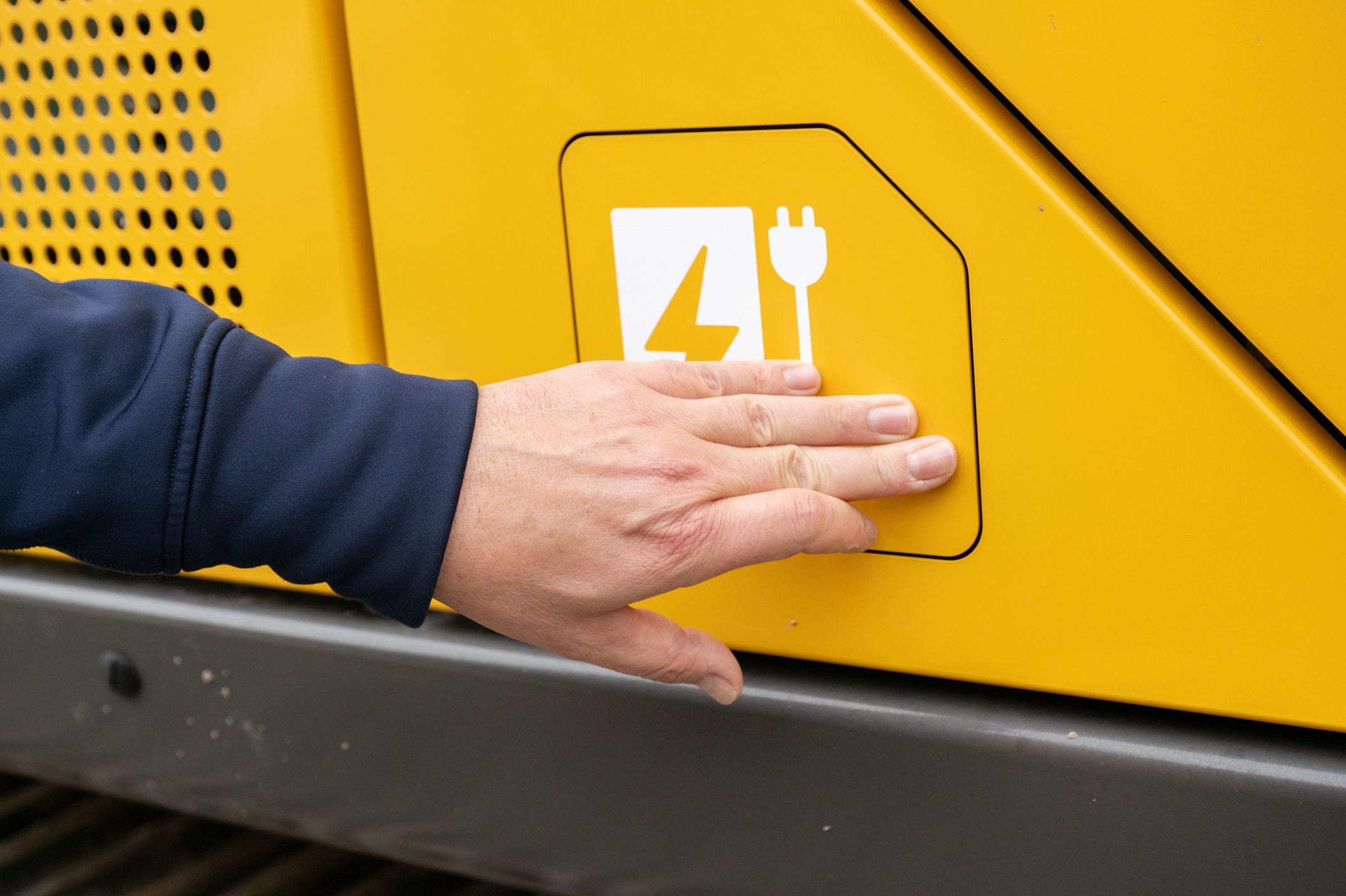 De cabine is heel ruim en overzichtelijk. De beeldschermen zijn groot. Bij deze electric is bijna alles standaard wat de machinist kan wensen.