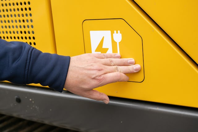 De cabine is heel ruim en overzichtelijk. De beeldschermen zijn groot. Bij deze electric is bijna alles standaard wat de machinist kan wensen.